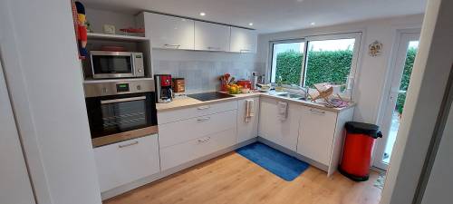 Cuisine sécurisée, isolée, nouveau revêtement de sol imitation bois