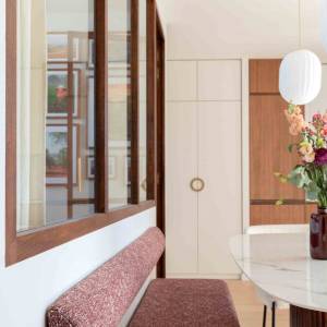 cloison vitrée et assise intégrée dans le séjour rénové à Montrouge – Yanna Williams architecte