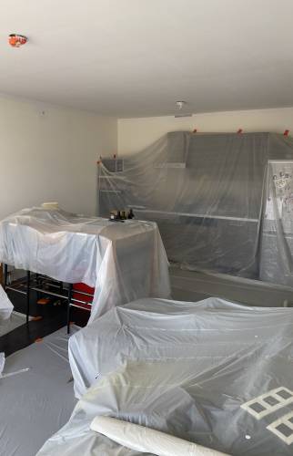 Mise en place des protections de meubles pendant les mises en peintures 