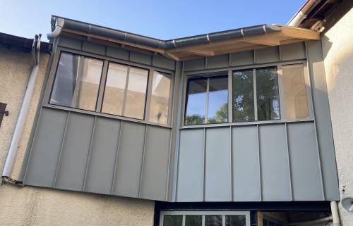 Réalisation d'une loggia d'escalier en ossature bois avec bardage en aluminium à joints debout