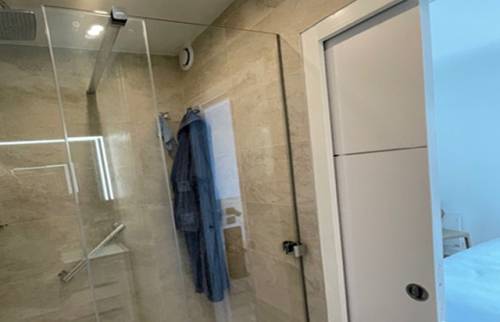 La porte à galande entre la salle de bain et la chambre