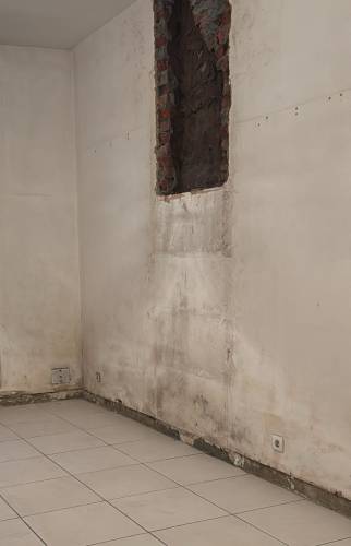 Espace libéré dans le salon après la dépose de la cheminée à Harnes.