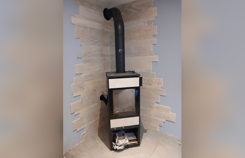 Poêle à bois éteint avec travertin