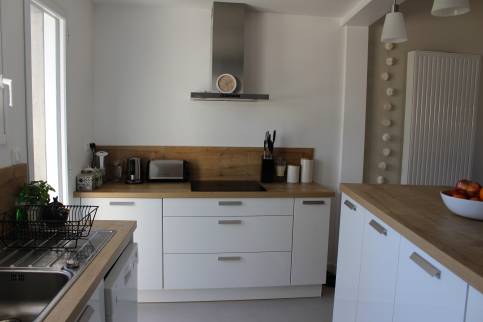 Cuisine blanche avec plans de travail bois