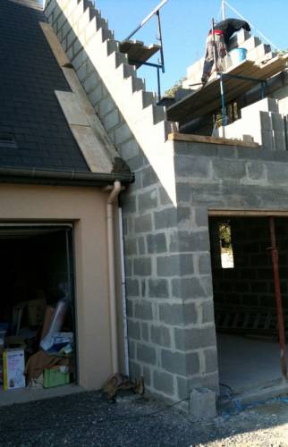 Construction, élévation d'un mur en pierre proximité Pierrefonds