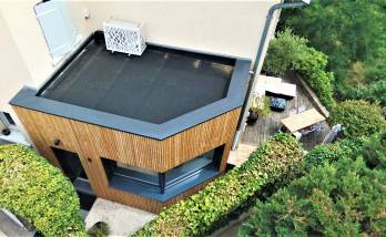 Extension bois avcec toiture PVC plate prolongée par une terrasse en bois vieilli  sur Boutigny (77470)