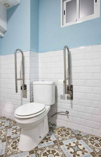 Toilettes aux normes d'accessibilités à Tresses
