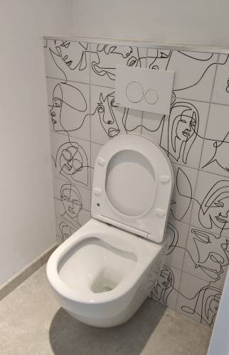 WC suspendu après travaux de carreage et plomberie à Gémenos (13420)