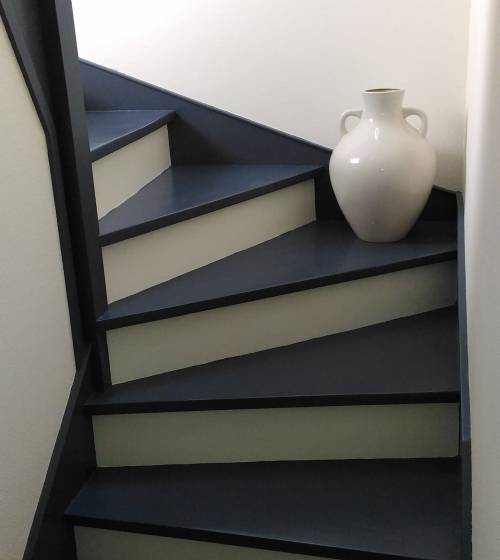 Escalier rénové en deux teintes