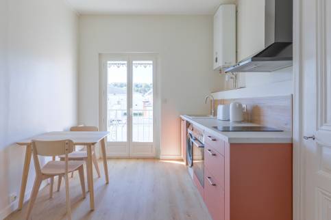 Travaux de rénovation energétique pour un appartement destiné à la location : remplacement de la porte-fenetre avec double vitrage haute isolation, isolation du mur par l'intérieur