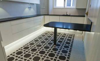 Une cuisine aménagée avec pose de mosaïque au sol par les artisans de La Maison Des Travaux Boulogne-Saint Cloud