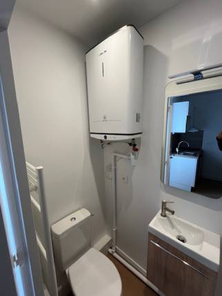 Nouvelle salle de bain avec ballon ECS dans un studio rénové - Nantes 44