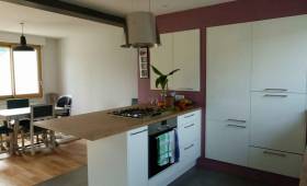 2 espaces marqués par des revêtements de sol différents