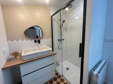 Salle de bain moderne avec douche ouverte et meuble vasque - Cholet 49