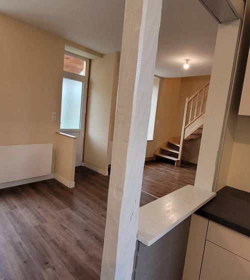 Depuis la cuisine ouverte vers le séjour