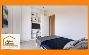 Chambre rénovée avec sobriété, murs lissés et teintes claires pour une ambiance apaisante et moderne.