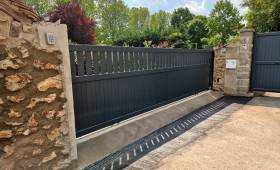 portail aluminium coulissant motorisé