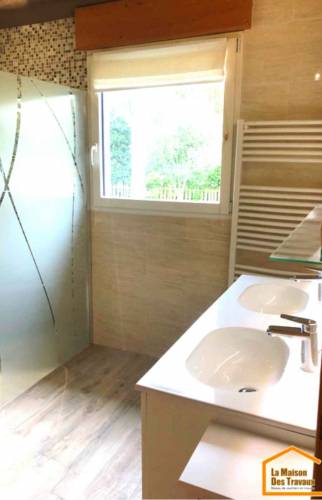 Revêtement mural pour une salle de bain dans l'ouest de la Normandie 