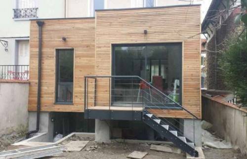 Extension moderne en bois.