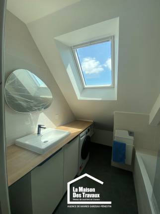 Salle de bain rénovée sous pente de toiture à Damgan dans le Morbihan