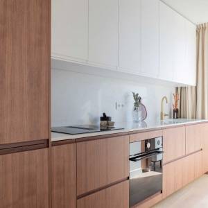 cuisine bois et blanc minimaliste à Montrouge – rénovation signée Yanna Williams