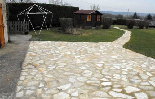 Alllée descendante de terrasse en pierre de Bourgogne - Génicourt (95650)
