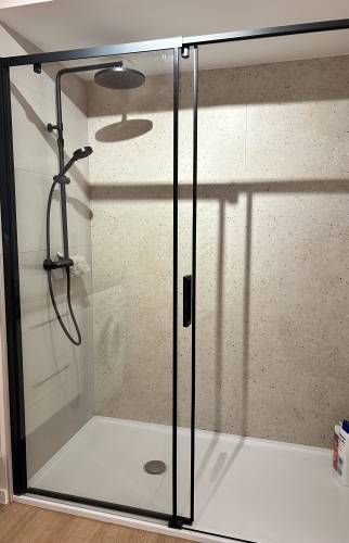 Douche italienne moderne rénovée à Bruz