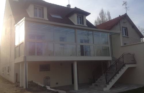 Vue cour après dallage et montage des plots et de l'escalier extérieur de la véranda - Pontoise - 95300 -