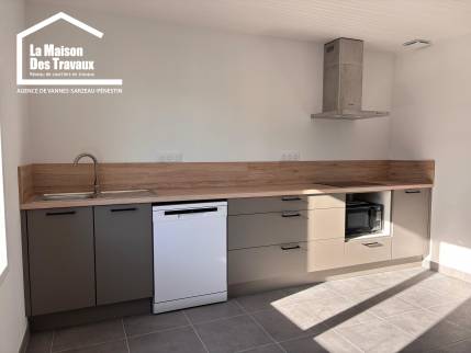 Cuisine équipée moderne installée dans une maison entièrement rénovée à Saint-Gildas-de-Rhuys
