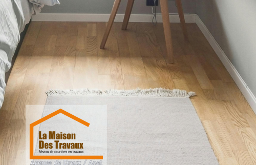 Pose d’un parquet clair dans une chambre rénovée à Chérisy, pour un rendu chaleureux et épuré. Agence La Maison Des Travaux Dreux-Anet.