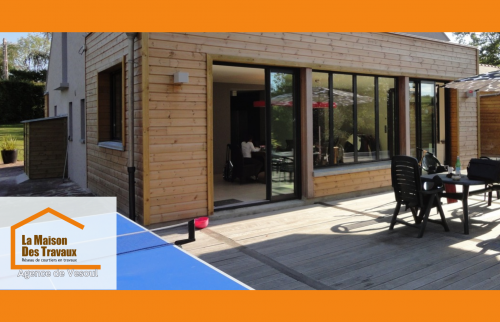 Extension bois moderne à Jussey : ouverture sur terrasse pour une maison lumineuse et chaleureuse.