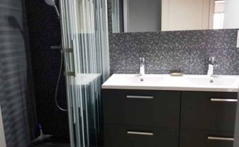 une salle de bain style hôtel