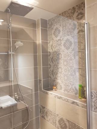 Douche avec niche faïencée