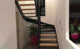 Pose d'un escalier contemporain