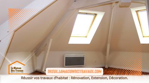 Le projet mené par Raphaël Gil Perez a nécessité une refonte complète de l’espace, allant de l’isolation des murs à la pose de nouvelles fenêtres de toit avec vitrage performant.