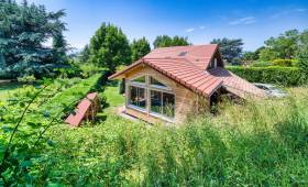 Extension qui s'intègre parfaitement dans cet écrin de verdure