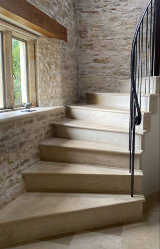 escalier intérieur en pierre de Gascogne