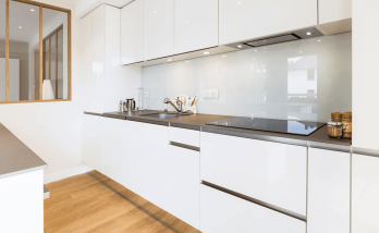 Rénovation de cuisine avec mobilier blanc laqué - Roman sur Isère 26100