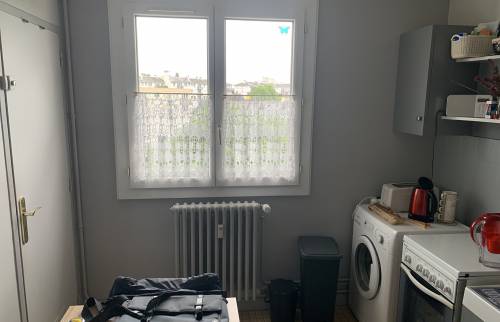 Cuisine avant rénovation - Vue sur la fenêtre avant les travaux