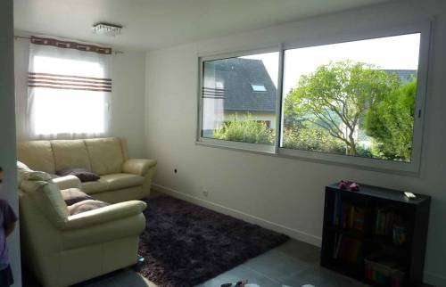 agrandissement d'une maison avec des murs blanc et un grand salon