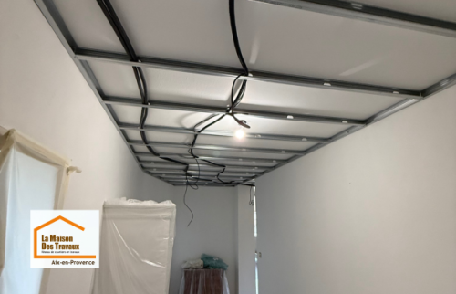 Création d’un nouveau réseau électrique avec passage des gaines dans le faux plafond lors de la rénovation complète d’un appartement à Aix-en-Provence.