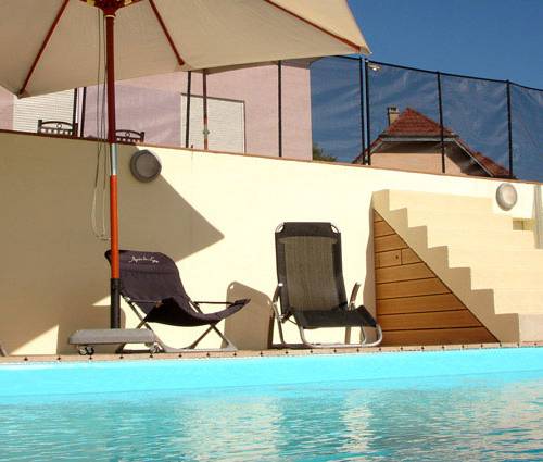 Piscine avec eau turquoise