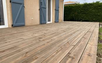 Revêtement de sol en pin Douglas sur une terrasse en béton rénovée - Montauban 82000