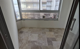 Nouveau carrelage dans la véranda avec du travertin