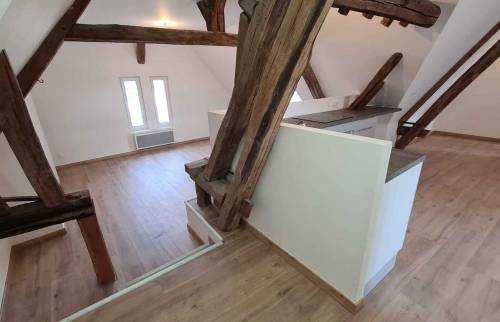 Création d'un bel espace ouvert pour cet appartement sous les combles