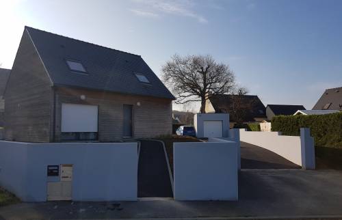 Garage maçonné mur de clôture et cour en  enrobée près de Pléneuf Val André 
