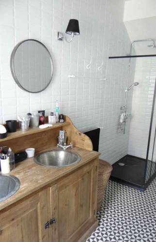 Une faïence blanche et un carrelage de caractère