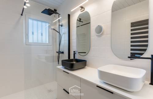 Douche et meuble vasque