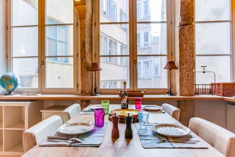 Réhabilitation complète d’un plateau de 60 m pour le transformer en appartement destiné à la location meublée à Lyon, quartier Saint Paul