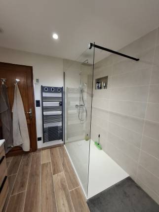 Douche ouverte de salle de bain après rénovation - Tramoyes 01390